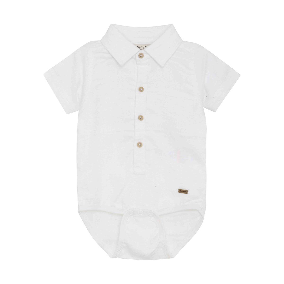 Ein weißer kurzärmliger Babybody mit Kragen und Knopfleiste vorne. Der Minymo - Hemdbody kurzarm von Minymo, hergestellt aus GOTS-zertifizierten Materialien, hat drei Knöpfe auf der Brust und ein kleines braunes Etikett am unteren Saum. Perfekt für Eltern, die nachhaltige Babybodys suchen.