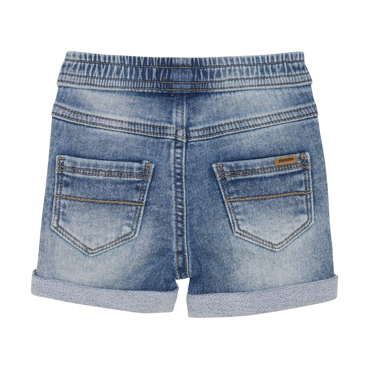 Ein Paar Minymo - Kurze Hosen in Blue Denim mit aufrollbaren Beinabschlüssen auf weißem Hintergrund. Die Shorts haben zwei Gesäßtaschen mit Steppnähten und ein kleines Minymo-Markenetikett über der rechten Tasche. Der elastische Bund hat geraffte Nähte für zusätzlichen Komfort.
