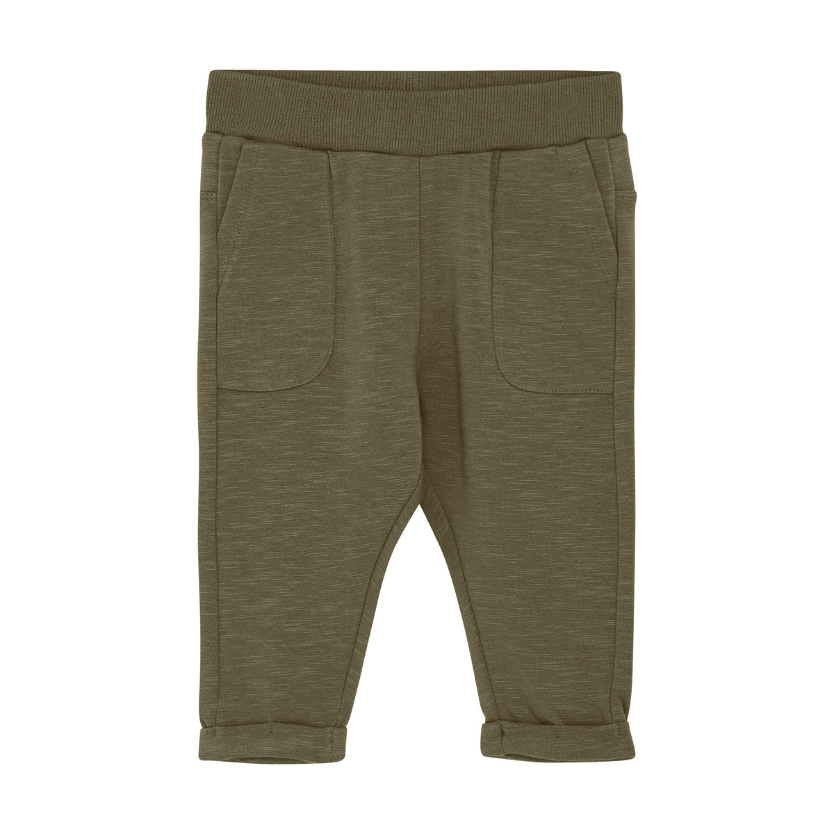 Die Minymo - Hosen von Minymo sind olivgrüne Babyhosen mit elastischem Bund und hochgekrempelten Beinenden. Diese Jogginghose hat zwei Seitentaschen und ist aus einem weichen Baumwollmischgewebe gefertigt, wodurch sie sich perfekt für die Freizeit eignet.