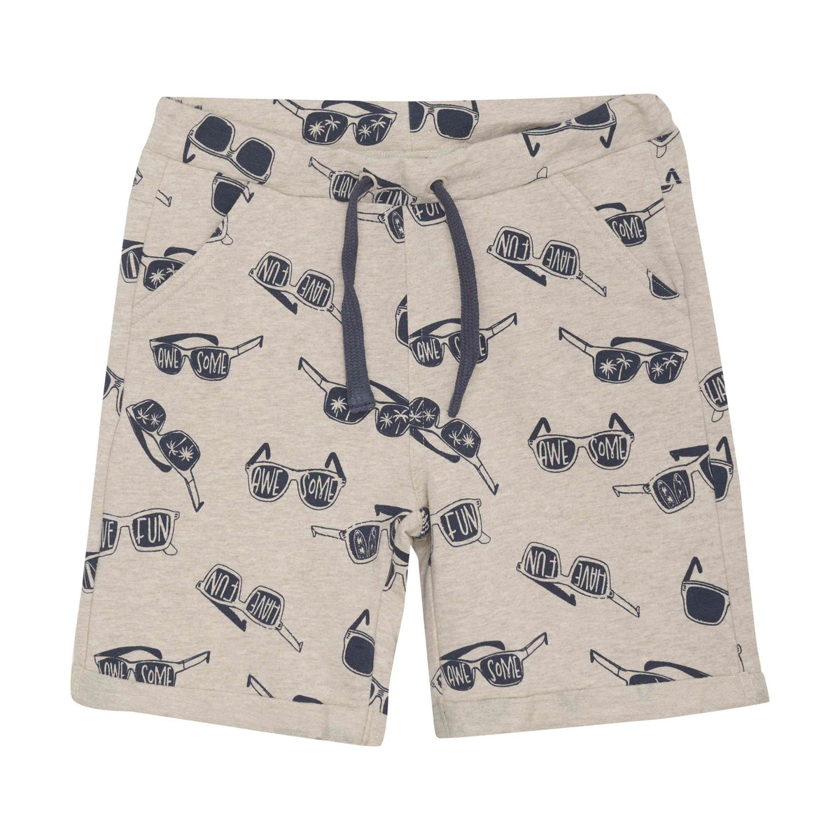 Produktdaten: Ein Paar hellgraue Minymo - Kurze Hosen-Shorts mit Kordelzugbund. Diese Sommer-Must-Have-Shorts der Marke Minymo sind mit verschiedenen schwarzen Strichzeichnungen von Sonnenbrillen verziert, einige davon mit lustigen Sprüchen wie „Awesome“ und „Fun“ auf der Innenseite der Gläser. Sie sind aus atmungsaktiver Baumwolle gefertigt und vereinen mühelos Stil und Komfort.