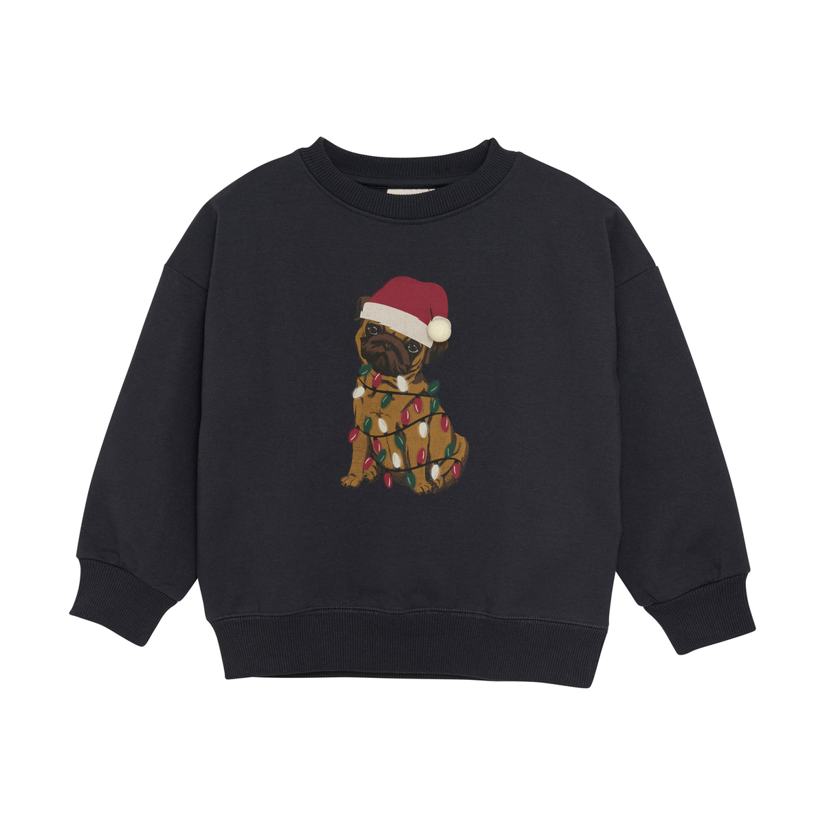 Ein schwarzer Kinderpullover von Minymo mit der Illustration eines Mopses, der eine Weihnachtsmannmütze trägt und in bunte Weihnachtslichter gehüllt ist.
