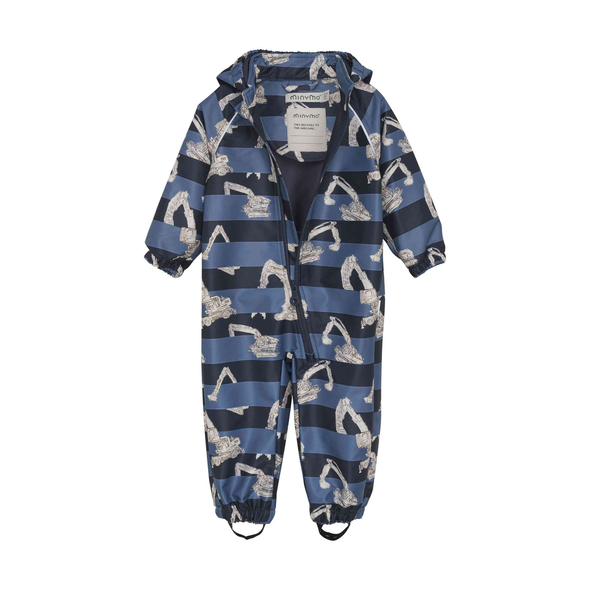 Ein blauer Kinderregenanzug mit weißem Baggermuster. Der GOTS-zertifizierte Minymo - Softshell-Anzug von Minymo verfügt über eine Kapuze, einen Frontreißverschluss, elastische Bündchen und Fußschlaufen, um ihn sicher zu halten. Das Innenetikett ist in der Nähe des Halsausschnitts sichtbar. Perfekt für die Anforderungen der Waldspielgruppenkleider.