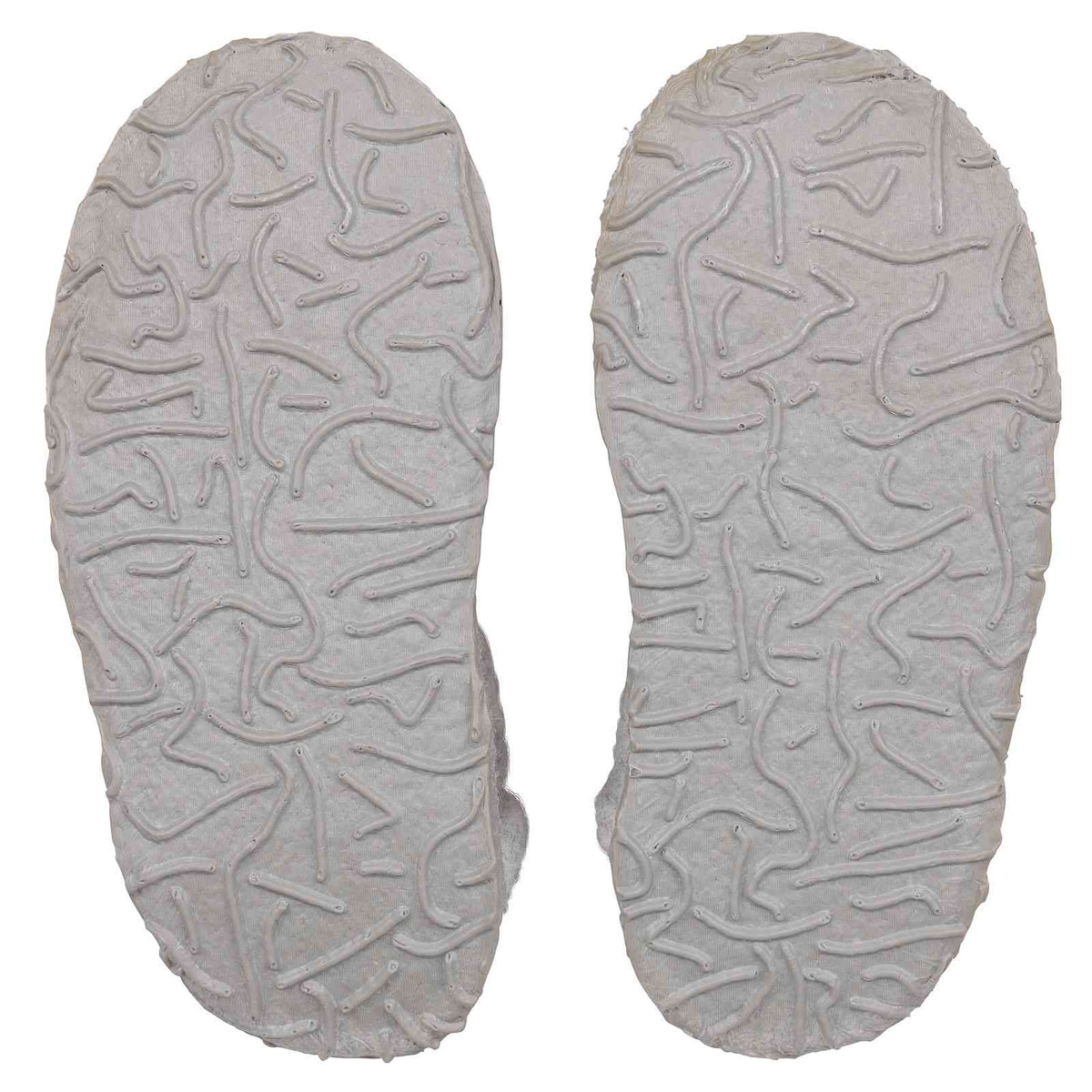 Das Bild zeigt die Unterseiten von zwei hellgrauen Nanga - Kinderfinken Ice Princess-Schuhsohlen, die nebeneinander platziert sind. Beschreibung folgt: Die Sohlen haben ein kompliziertes, erhabenes Muster aus gewellten und geschwungenen Linien, das ihnen ein strukturiertes Aussehen verleiht. Die Sohlen erscheinen abgenutzt, aber nicht wesentlich beschädigt.