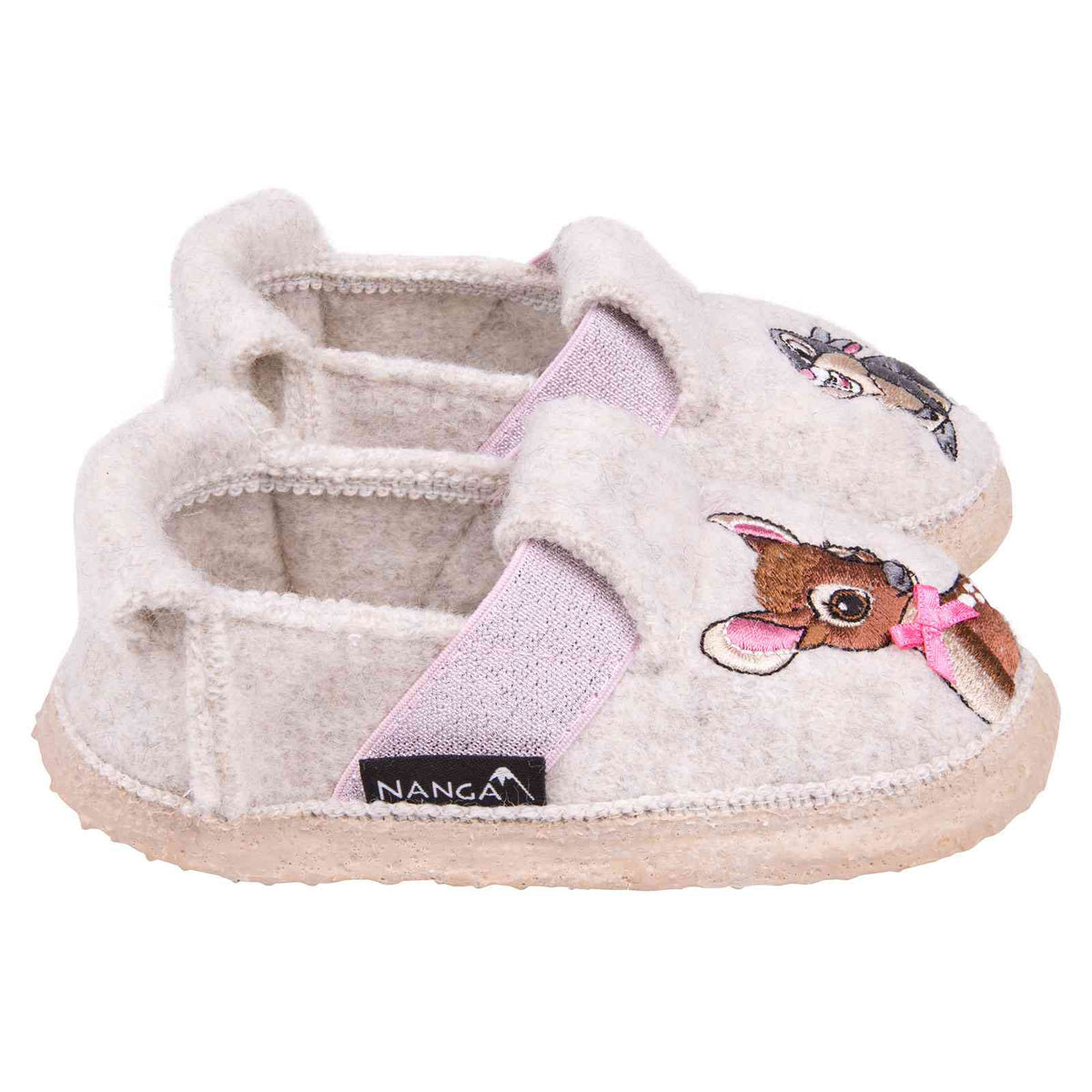 Ein Paar weiche, hellgraue Kinderhausschuhe namens „Nanga – Kinderfinken Bambis“ mit aufgestickten Tiermotiven. Jeder Schuh hat einen Klettverschluss und einen rosa Akzent, und der Markenname „Nanga“ ist auf einem schwarzen Etikett an der Seite sichtbar. Beschreibung folgt.