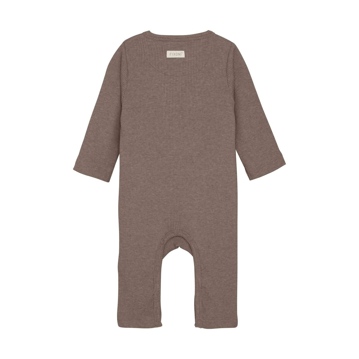 Der Fixoni - Strampler ist ein brauner, langärmliger Baby-Strampler von Fixoni mit rundem Halsausschnitt und Beinen, die knapp über den Knöcheln enden. Dieser Strampler besteht aus weichem, geripptem TENCEL™-Stoff und wird flach und nach vorne gerichtet getragen.