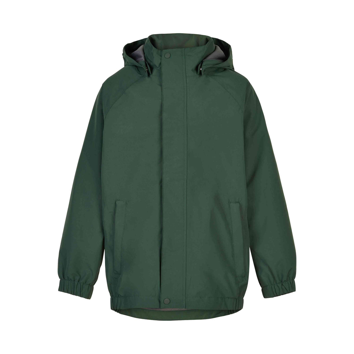 Eine dunkelgrüne Color Kids - Shell-Regenjacke mit Kapuze und Frontreißverschluss, der teilweise von einer mit Metalldruckknöpfen befestigten Klappe verdeckt wird. Die Jacke verfügt über zwei Hüfttaschen und elastische Bündchen. Die Kapuze und das Innere haben ein etwas leichteres Futter, perfekt für Ihre Abenteuer in der Waldspielgruppe.