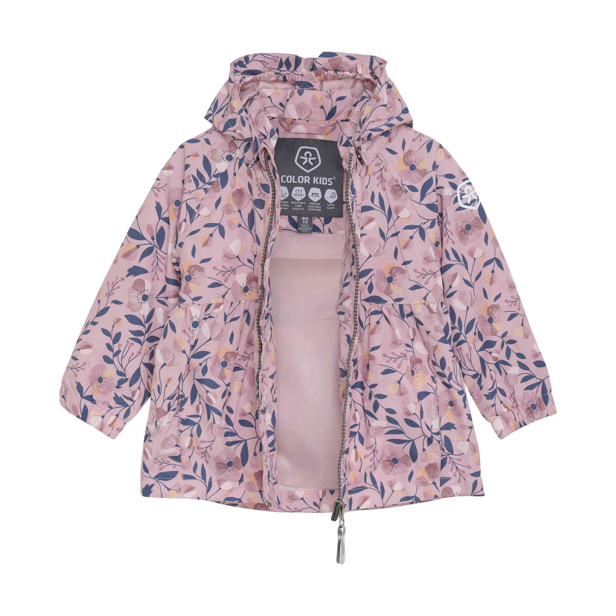 Eine rosafarbene Color Kids-Übergangsjacke für Kinder mit Blumenmuster in verschiedenen Rosa-, Lila- und Blautönen. Die Jacke hat eine Kapuze und eine Vorderseite mit offenem Reißverschluss, sodass das Innenfutter sichtbar ist. Perfekt für Kinderkleider-Ausflüge mit der Waldspielgruppe, die Marke „Color Kids“ ist auf dem Innenetikett sichtbar.