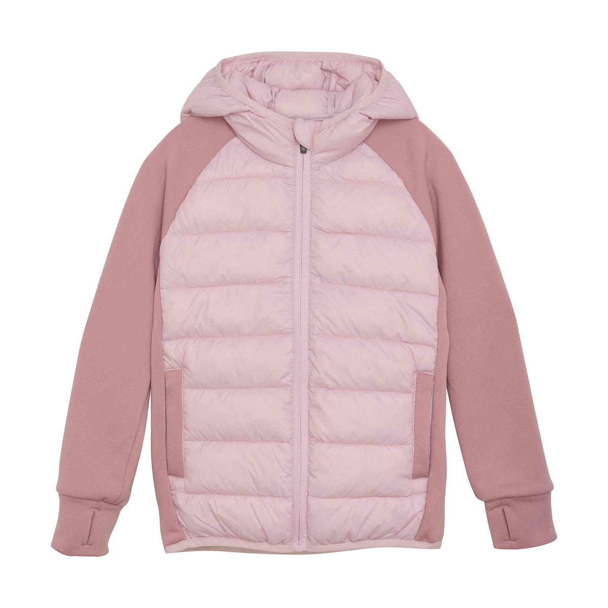 Eine hellrosa und malvenfarbene Hybrid-Fleecejacke für Kinder mit gesteppter Polsterung auf Vorder- und Rückseite. Die Jacke hat einen Reißverschluss vorne, zwei Seitentaschen und lange Ärmel mit Daumenlöchern an den Manschetten.