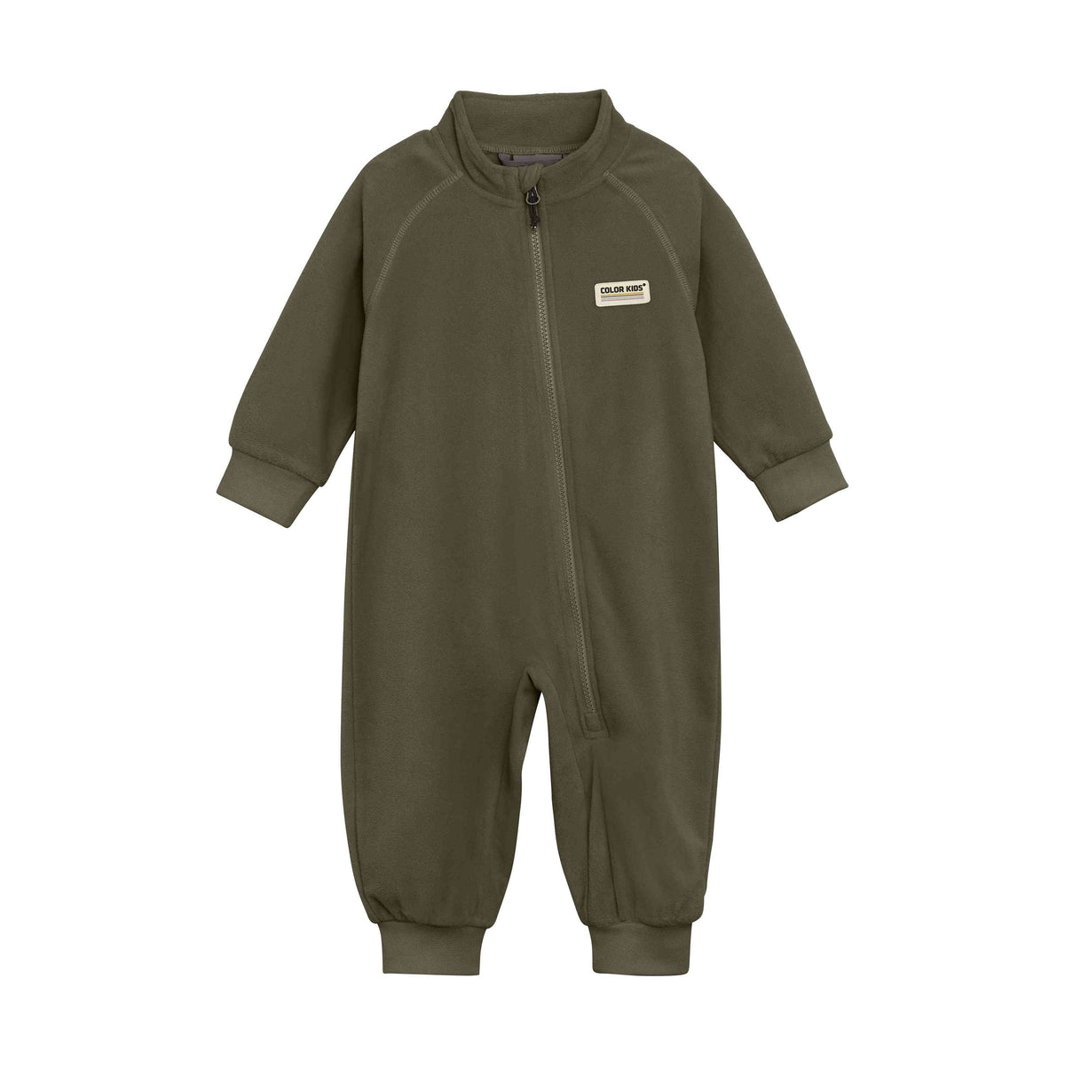 Ein langärmliger olivgrüner Babyfleeceanzug von Color Kids aus weichem, atmungsaktivem Stoff. Der Anzug hat einen Frontreissverschluss, der vom Halsausschnitt bis zum linken Bein reicht, und hat gerippte Bündchen an Ärmeln und Knöcheln. Auf der Brust befindet sich ein kleiner Aufnäher mit der Aufschrift „Color Kids“.
