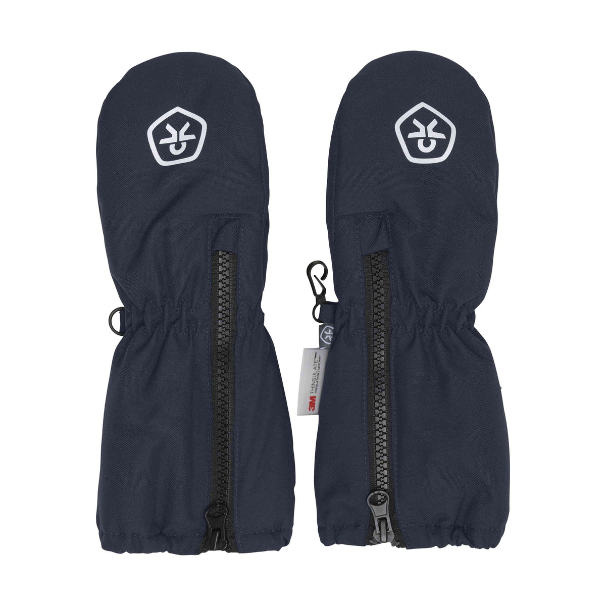 Ein Paar Color Kids Handschuhe Long W. Zipper in Dunkelblau mit mittigem Reissverschluss, elastischen Handgelenksbändern und einem kleinen weissen Logo auf der Rückseite jedes Fäustlings. Die Fäustlinge sind aus recyceltem Material gefertigt und verfügen ausserdem über ein atmungsaktives Innenfutter. In der Nähe des Reissverschlusses ist ein kleines Etikett mit zusätzlichem Branding angebracht.