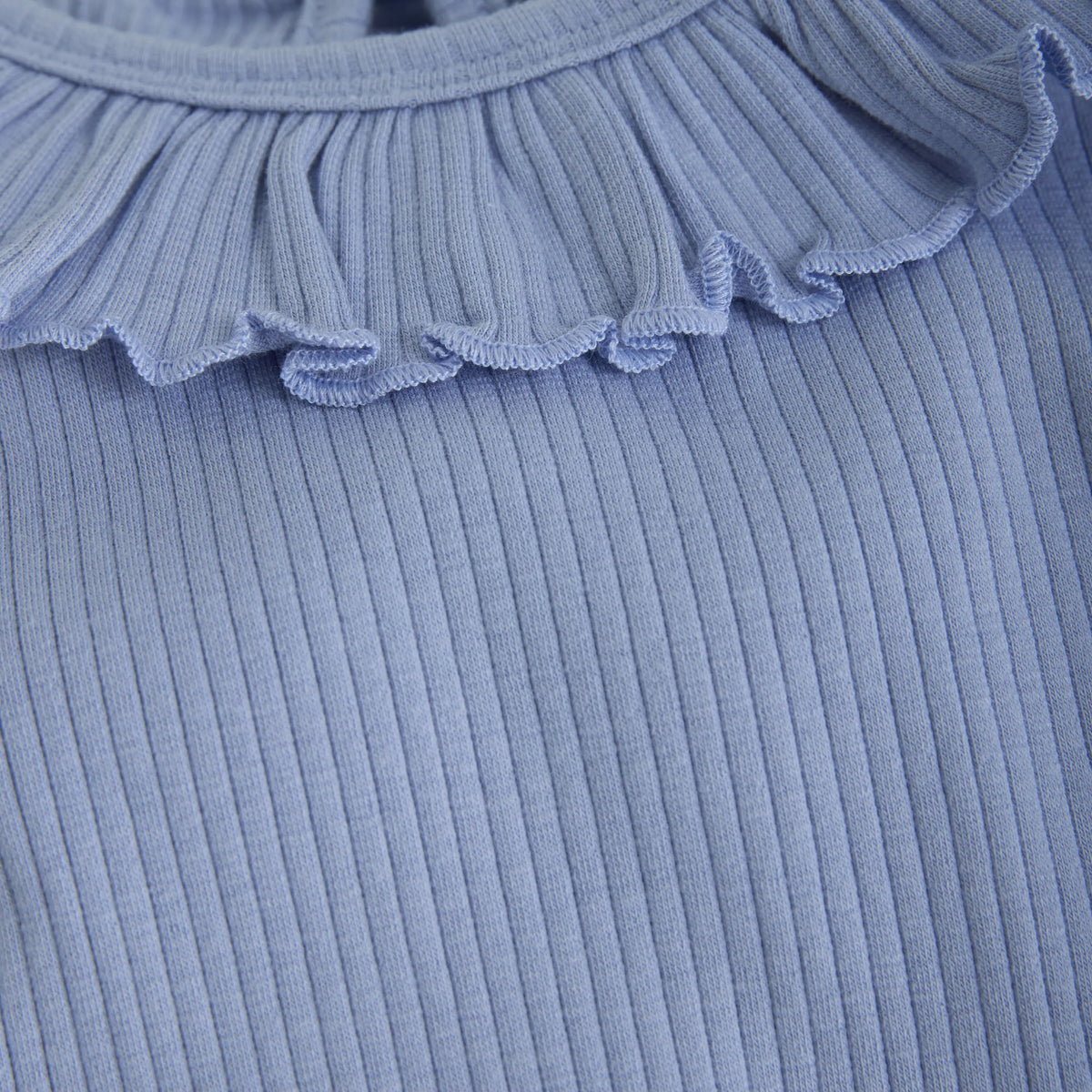 Baby T-Shirt mit Rüschenkragen – Hellblau, weich & bequem