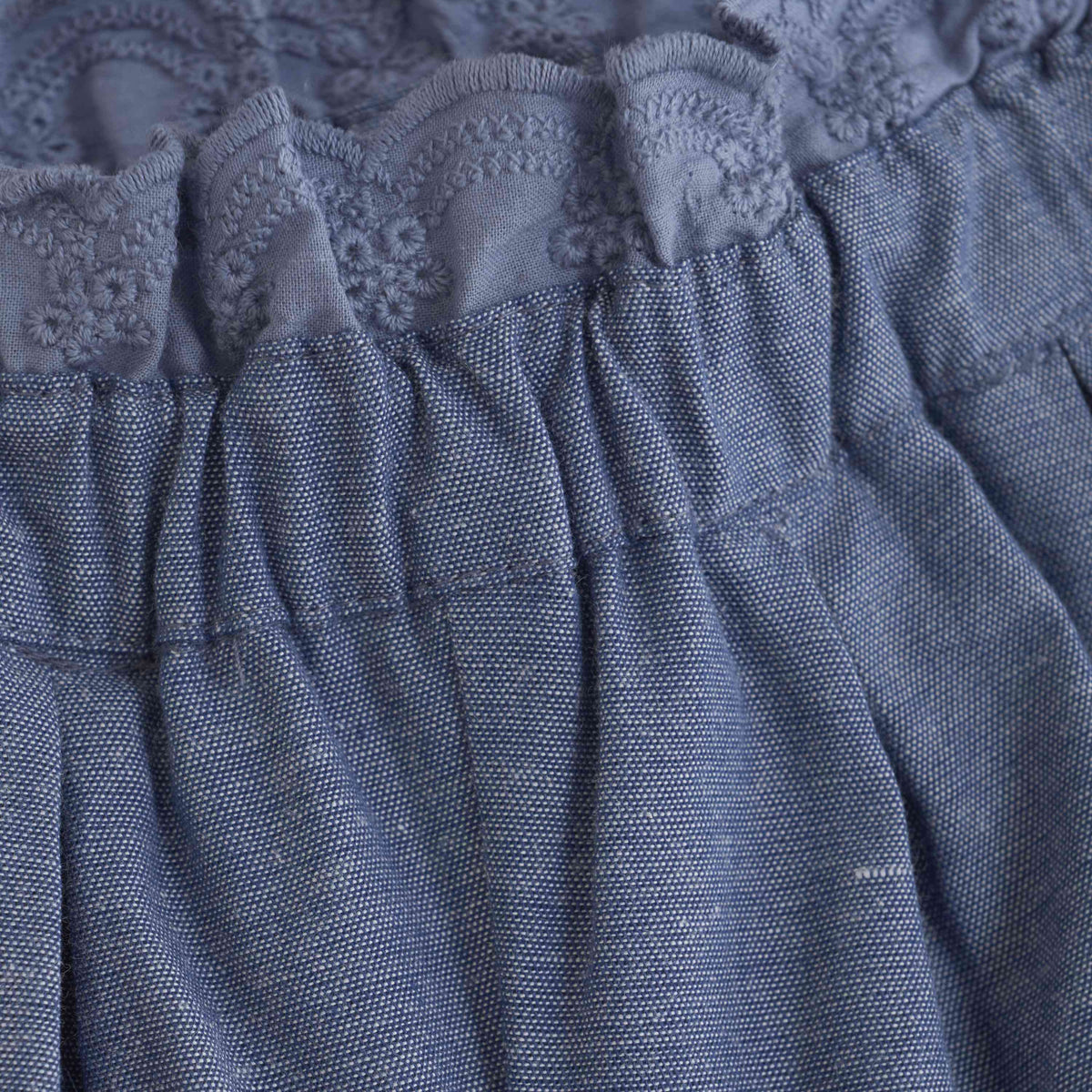Chambray Baby Shorts – Blau mit Stickerei & Rüschenbund - nila kids