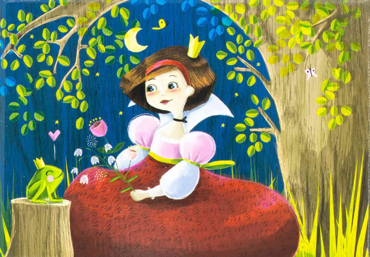 Eine Prinzessin mit einem roten Kleid und einer goldenen Krone sitzt nachts unter einem Baum. Sie hält Blumen in der Hand und blickt auf einen Frosch mit einer kleinen Krone auf einem Baumstumpf. Die Szene, die an Ulysse Couleurs d'Enfance – Musiktruhe Frosch von Ulysse Couleurs d'Enfance erinnert, ist von Blättern, Sternen, einer Mondsichel und einem kleinen Vogel umgeben.
