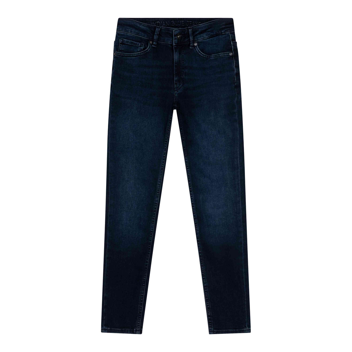 Eine Beschreibung folgt: Ein Paar der Indian Blue Jeans - 2688 Straight Fit von der Marke Indian Blue Jeans liegt flach auf einem weißen Hintergrund. Die dunkelblauen Jeans haben zwei Vordertaschen, eine kleine Münztasche und zwei Gesäßtaschen. Der Stoff wirkt glatt und ist an manchen Stellen leicht verblasst.