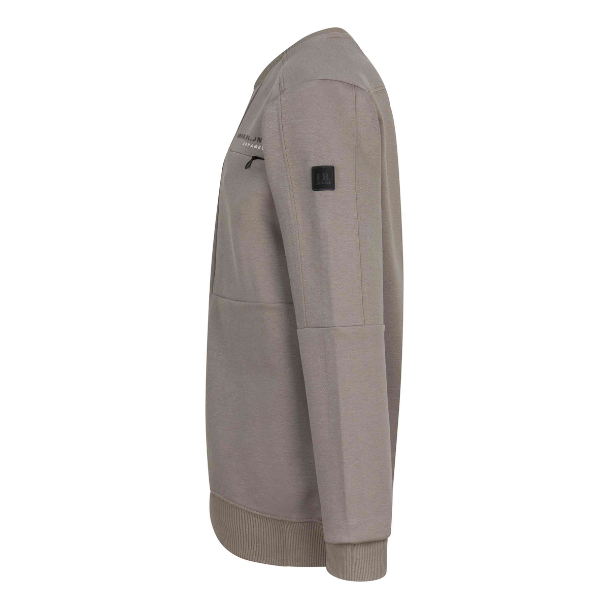 Eine Seitenansicht des Indian Blue Jeans - Pullover Cut & Sew Fancy in Grau. Das Sweatshirt entspricht der Beschreibung mit gerippten Bündchen, einem gerippten Saum und einem kleinen schwarzen Patch am linken Ärmel. Es verfügt über dezente Nähte und ein schwaches Logo im Brustbereich.