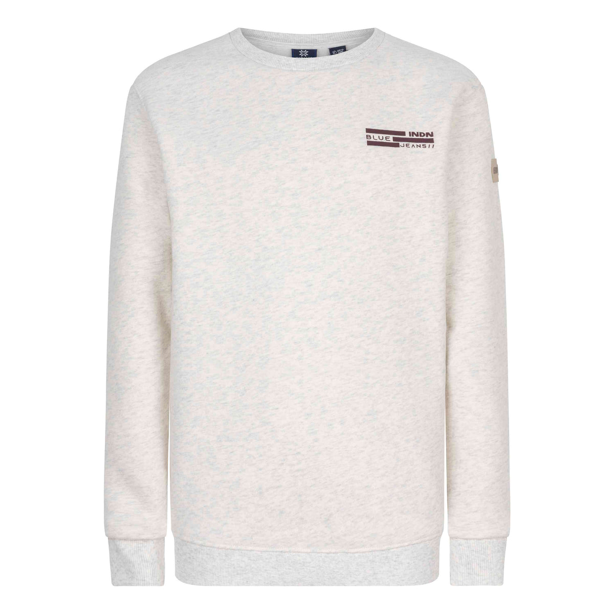 Der Indian Blue Jeans Pullover Backprint ist ein hellgraues Rundhals-Sweatshirt mit langen Ärmeln. Es verfügt über einen kleinen Text und ein grafisches Logo auf der linken Brustpartie und präsentiert sich in einem schlichten und sauberen Design ohne andere sichtbare Muster oder Verzierungen. Beschreibung folgt.