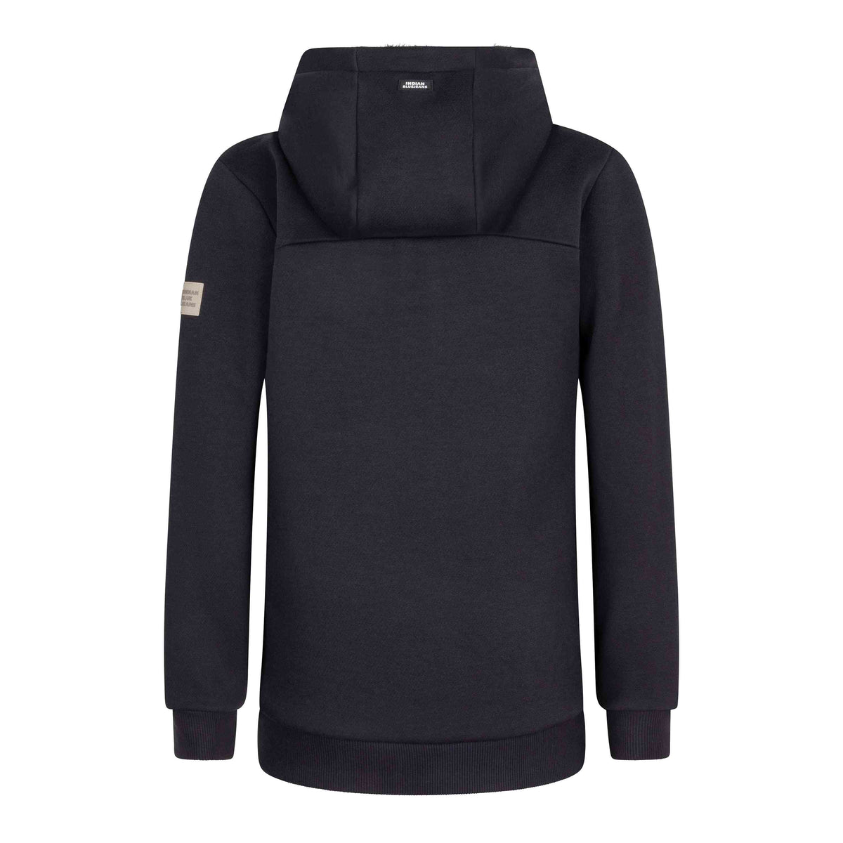 Ein Bild der Rückansicht des Indian Blue Jeans – Hooded Zipper Teddy Scuba in Schwarz, mit Kapuze und langen Ärmeln. Das Material scheint dick und warm zu sein. Oben in der Mitte neben der Kapuze befindet sich ein kleines Logo und am oberen rechten Ärmel ein kleiner Aufnäher. Die Bündchen und der Bund sind gerippt und sorgen in dieser Produktbeschreibung von Indian Blue Jeans sowohl für Stil als auch für Komfort.