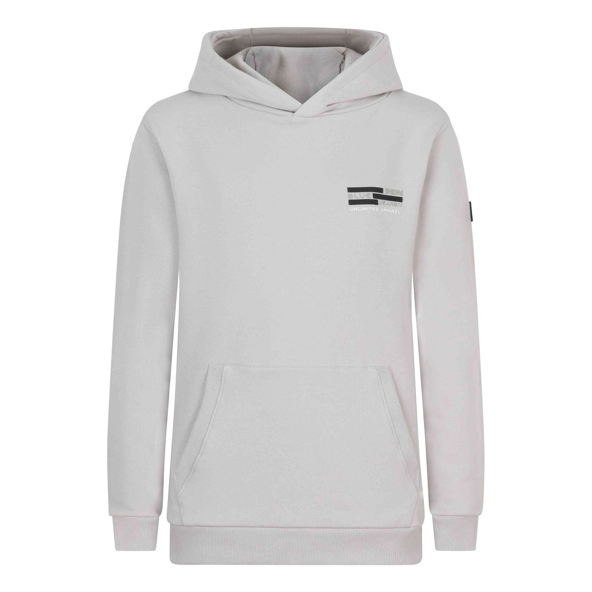 Der Indian Blue Jeans - Hoodie Indian Apparel in hellgrau hat eine Kängurutasche auf der Vorderseite und ein kleines Logo-Design auf der linken Brust sowie einen Aufnäher auf dem rechten Ärmel. Dieser Hoodie von Indian Blue Jeans hat ein schlichtes, aber stilvolles Design und ist aus weichem und bequemem Material gefertigt, was ihn ideal für die Freizeit macht.