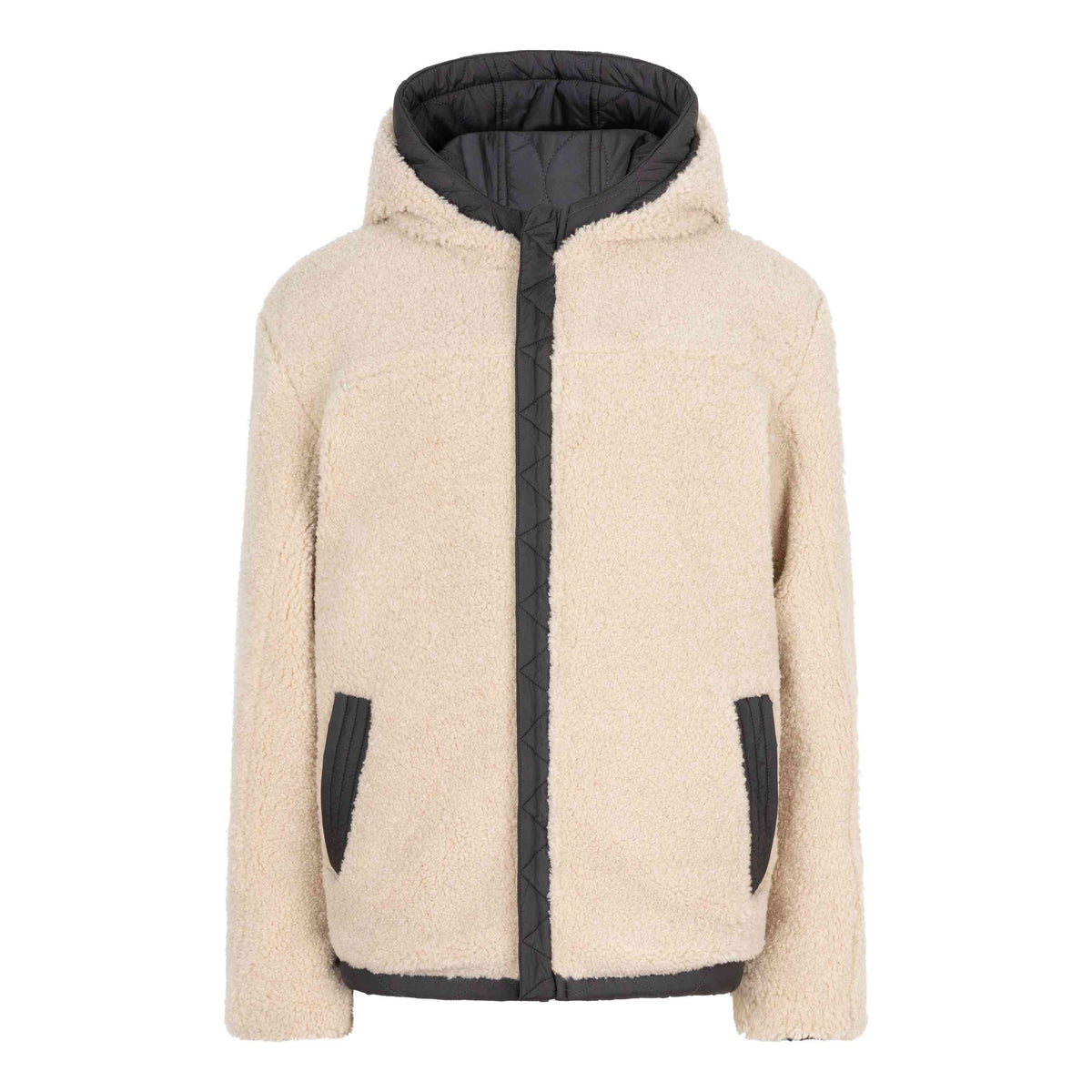 Die Indian Blue Jeans - Reversible Hooded Jacket von Indian Blue Jeans ist eine beige Sherpa-Fleece-Jacke mit schwarzem Steppfutter und Besatz. Sie verkörpert einen klassischen Stil mit Kapuze, zwei schwarz eingefassten Vordertaschen und einem Reißverschluss vorne. Die Jacke strahlt Gemütlichkeit und Wärme aus und ist somit perfekt für kaltes Wetter.