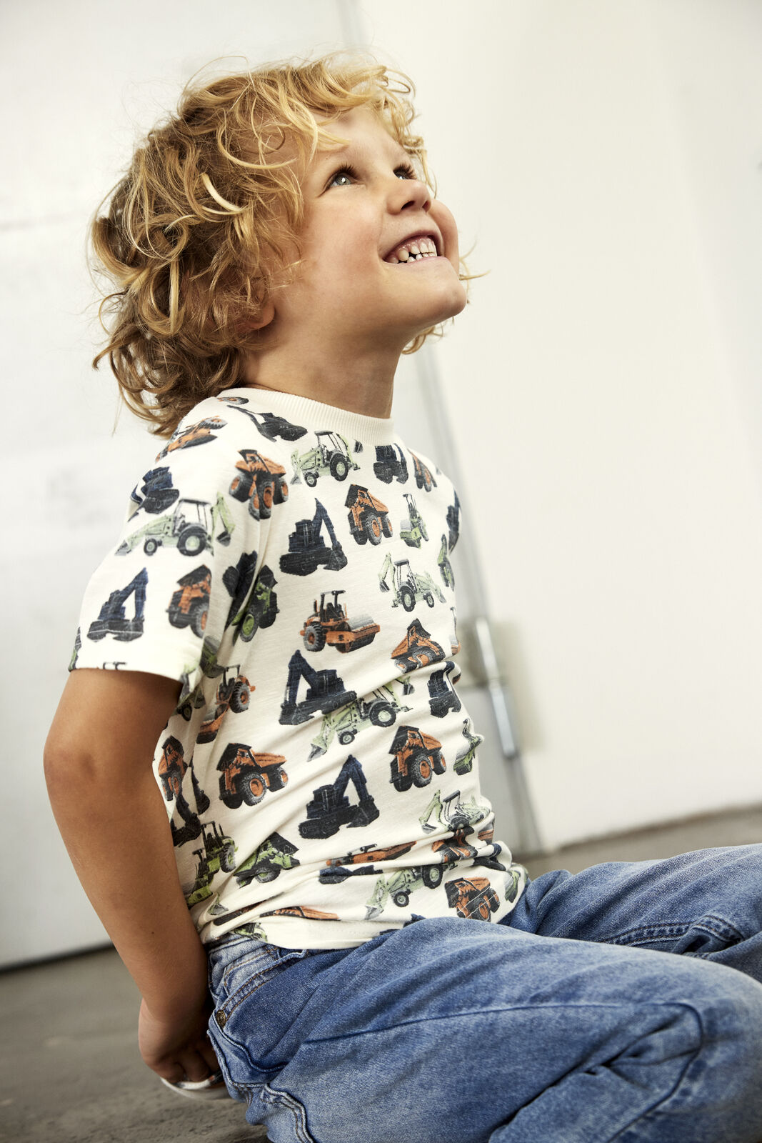 T-shirt mit Allover-Print Baumaschinen - nila kids