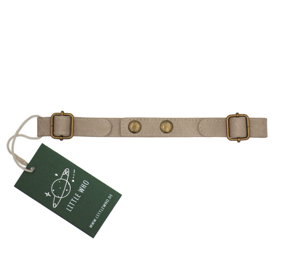 Ein beiger Little Who - Brustgurt für kleine Haustiere mit Messingschnallen und Druckknöpfen. Er hat ein grünes Schild mit der Aufschrift „LITTLE WHO“ und einer Zeichnung eines Planeten mit Sternen. Eine weiße Schnur verbindet das Schild mit dem Geschirr, perfekt für jedes Kinderartikelgeschäft.