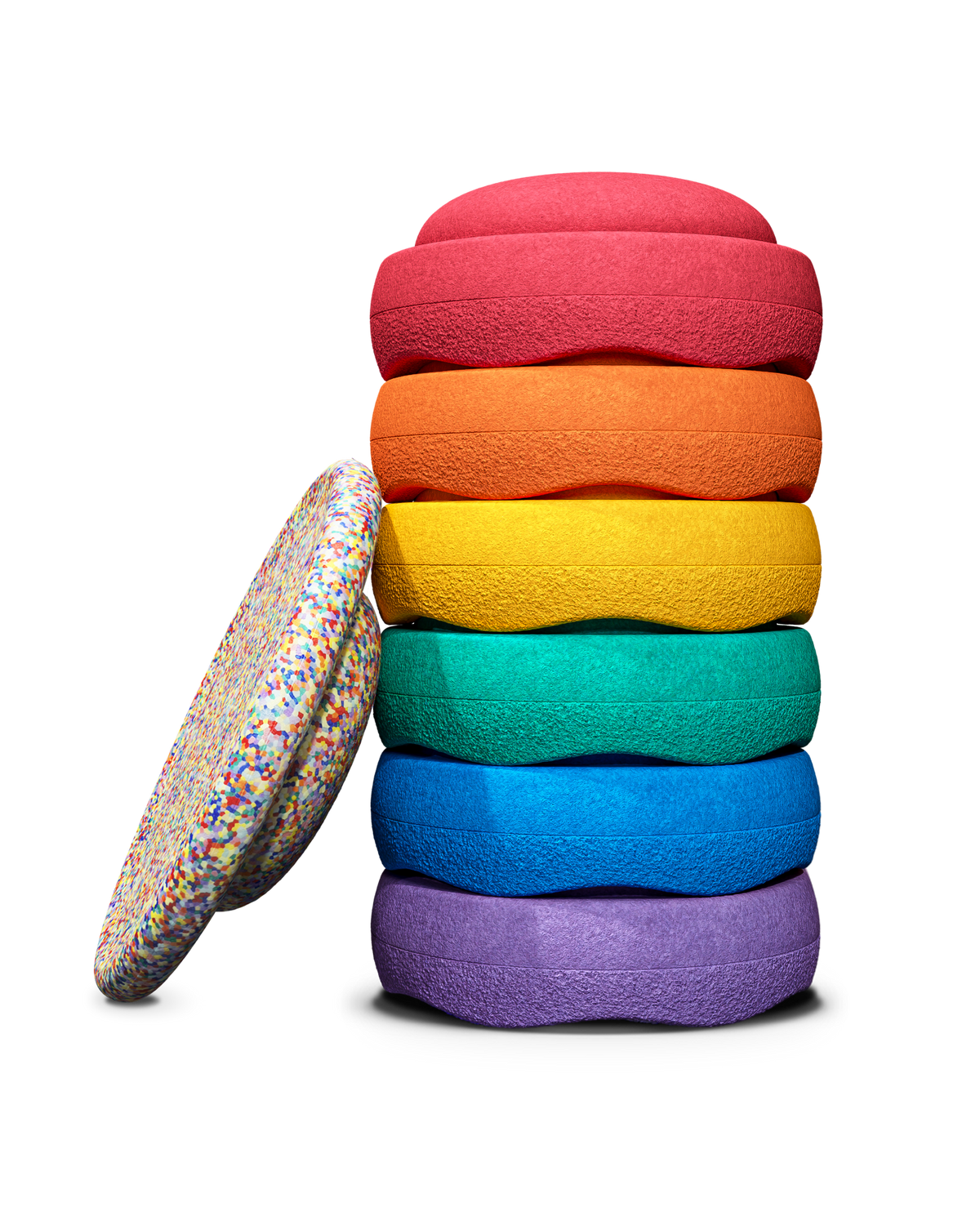 Ein Stapel strukturierter Sportkegel in Regenbogenfarben: Rot, Orange, Gelb, Grün, Blau und Lila. Ein weiterer mehrfarbig gesprenkelter Kegel lehnt am Stapel. Diese Stapelsteine – Rainbow Classic (6 Stück + 1 Brett) von Stapelstein bestehen aus schaumstoffartigem Material mit gewellten Kanten und können eine unterhaltsame und ansprechende Option für ökologisches Spielzeug sein.