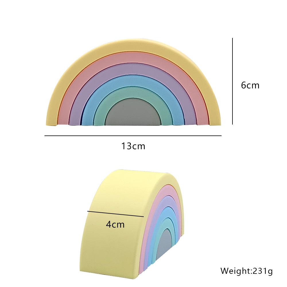 Ein Eric Baby - Steckspielzeug Regenbogen 6-teilig aus Silikon ist in Pastellfarben abgebildet und besteht aus 6 Schichten mit angegebenen Abmessungen. Die Breite beträgt 13 cm und die Höhe 6 cm. Ein weiteres Bild zeigt eine Seitenansicht mit einer Tiefe von 4 cm und dem angegebenen Gewicht von 231 Gramm, perfekt, um neben Ihre flache Lunchbox zu passen.