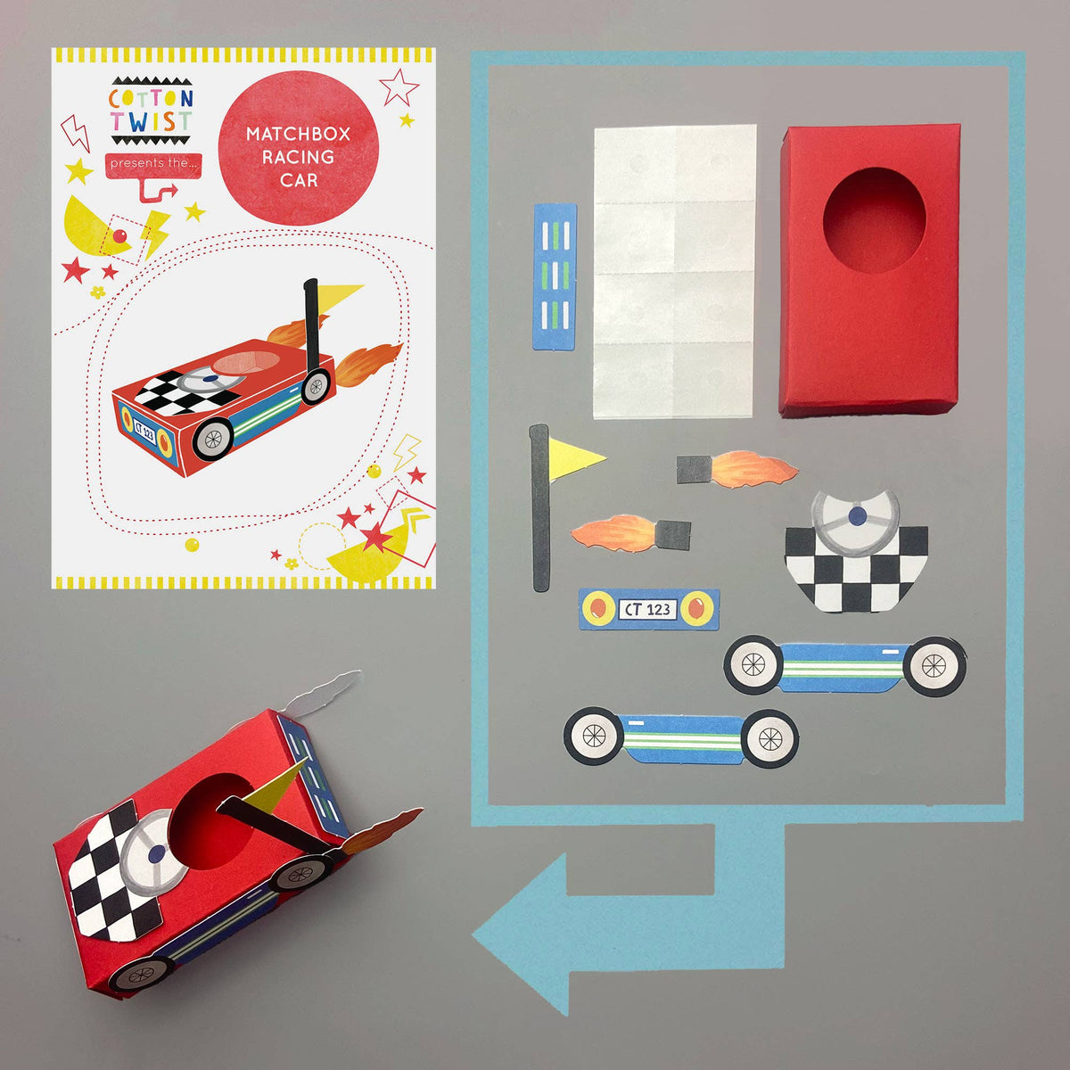 Gezeigt wird der Cotton Twist - DIY Matchbox-Rennwagen-Bausatz, hergestellt aus nachhaltigen Materialien. Der Bausatz enthält einen roten Streichholzschachtelboden, Räder, Flammen, Zielflaggendekor und einen Startnummernaufkleber. In der unteren linken Ecke ist ein fertiges Autobeispiel zu sehen, wobei der Bausatzinhalt neben der Anleitung angeordnet ist.