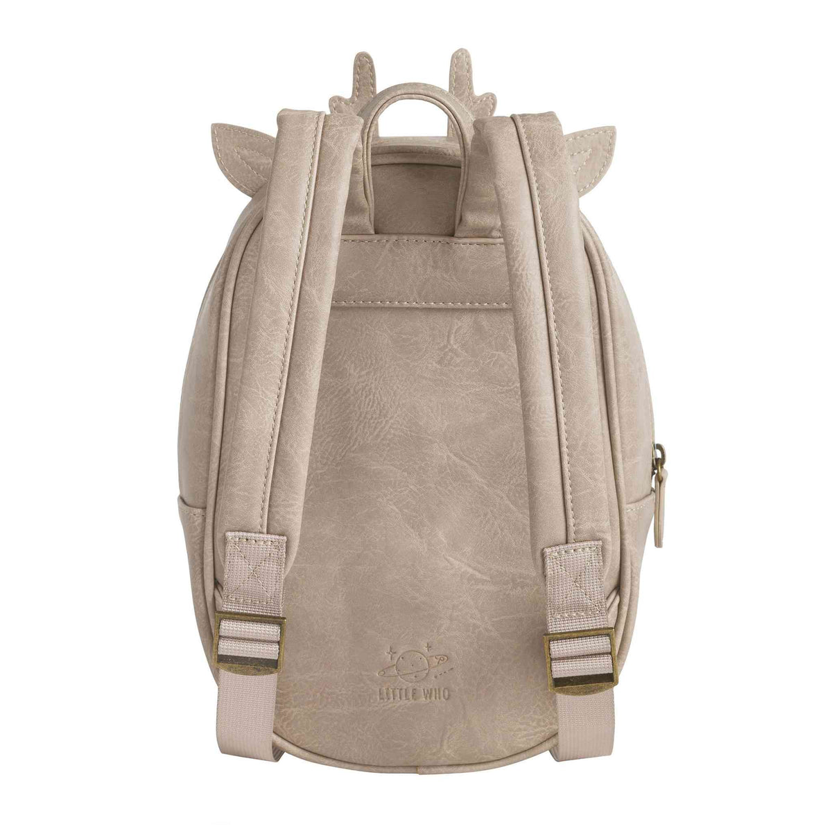 Ein kleiner, hellbeiger Kinderrucksack ist von hinten zu sehen. Er verfügt über verstellbare, gepolsterte Schultergurte und eine Trageschlaufe an der Oberseite. Der Rucksack hat dezente Tierohr- und Geweihdetails, die ihm eine verspielte Note verleihen. Der Markenname „Little Who“ ist an der Unterseite eingeprägt, ergänzt durch nachhaltig reflektierende Aufkleber.