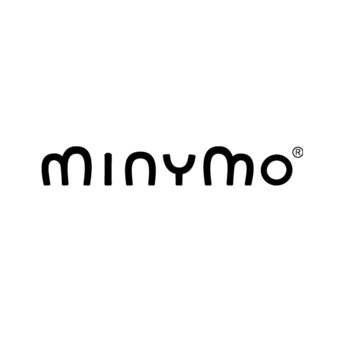 Das Bild zeigt das „Minymo“-Logo in schwarzer Schrift auf weißem Hintergrund. Die Schriftart ist verspielt und abgerundet, wobei das Markensymbol in kleiner Schrift in der oberen rechten Ecke des „o“ in „Mo“ erscheint.
