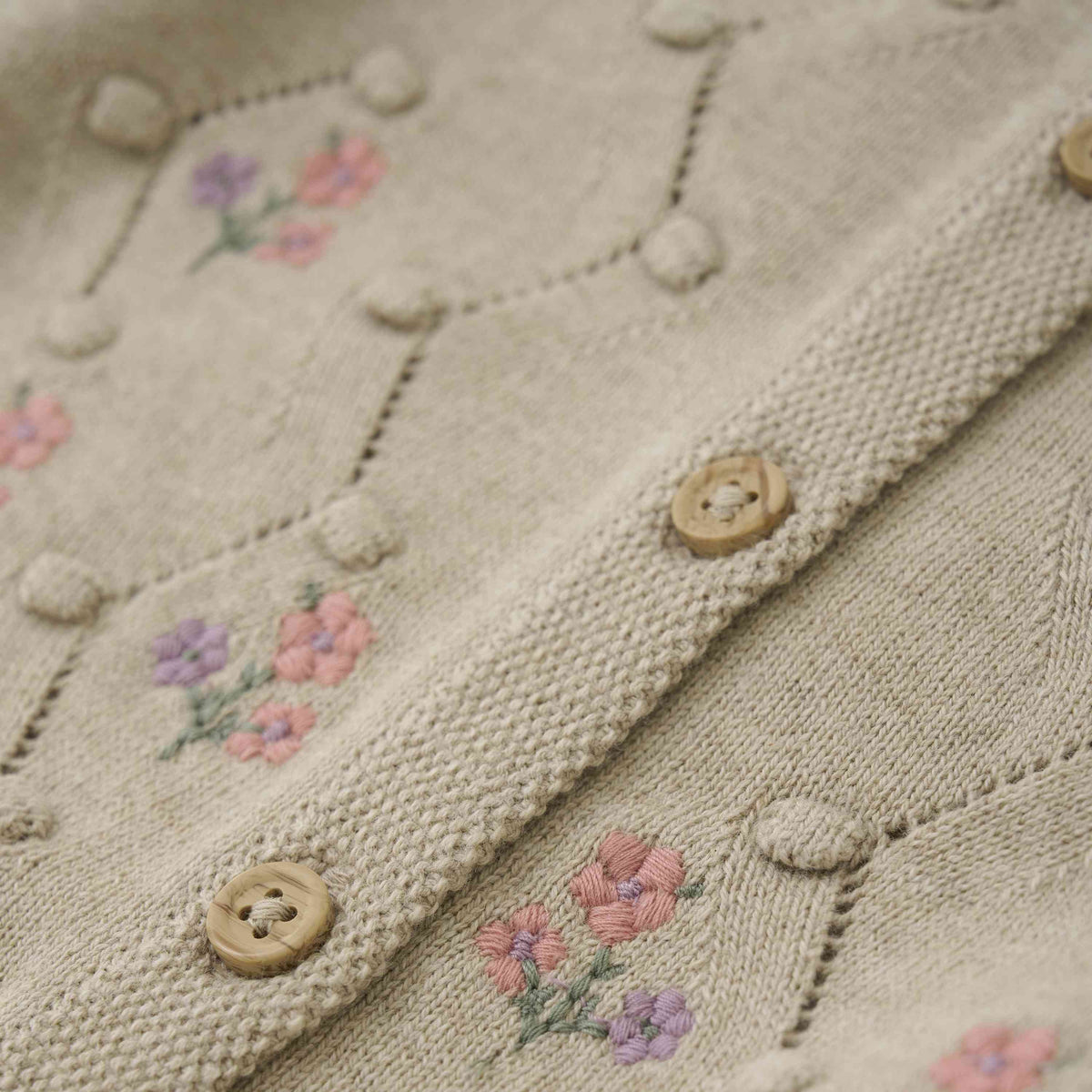 Strickjacke mit Blumenstickerei