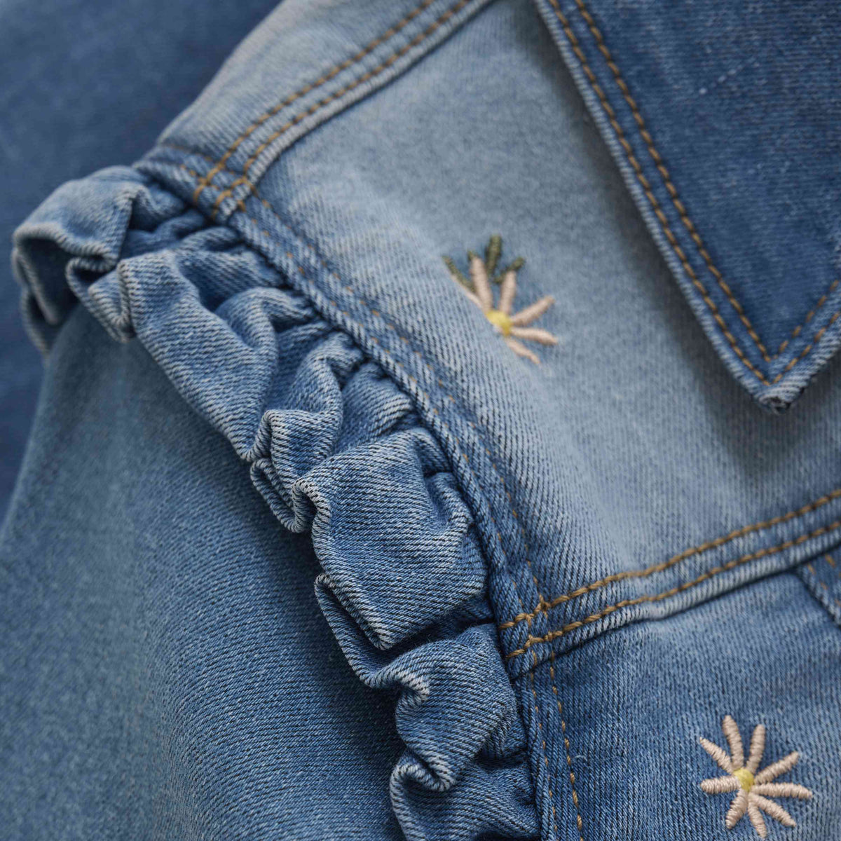 Jeansjacke mit bunten Sternchen