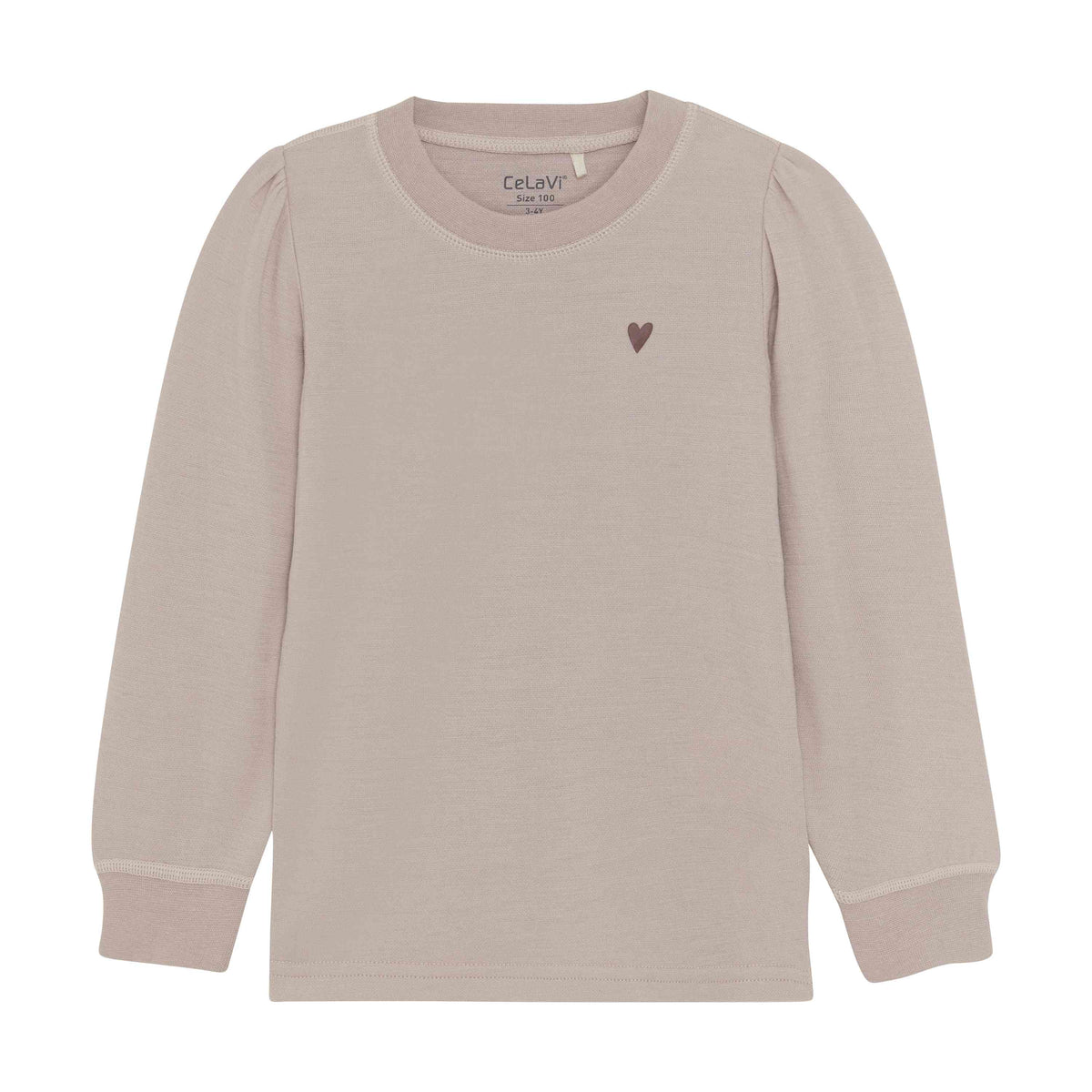 Diese CeLaVi Bluse ist ein langärmeliges, beiges Kleinkinderhemd aus weichem Stoff. Es hat einen Rundhalsausschnitt und ein kleines, dunkles Herzdesign auf der oberen linken Brustseite. Außerdem ist es für Sicherheit und Komfort mit OEKO-TEX STANDARD 100 zertifiziert.