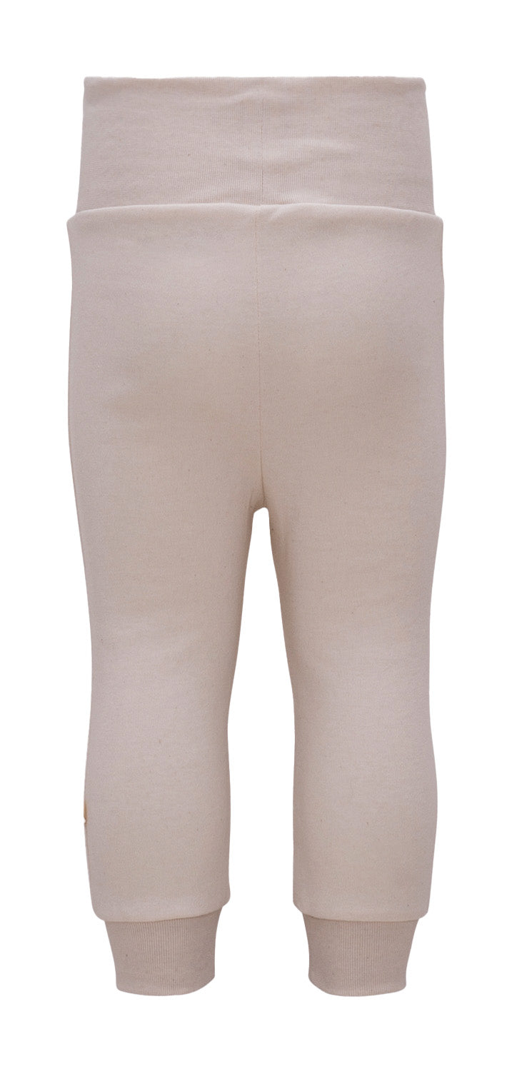 Wir präsentieren die Minimalisma Leggings von Minimalisma: ein Paar beige, dehnbare Babyhosen aus weicher Bio-Baumwolle. Diese Leggings haben einen breiten, bequemen Bund und enge Bündchen an den Knöcheln für eine bequeme Passform. Der Stoff hat ein glattes und nahtloses Aussehen.