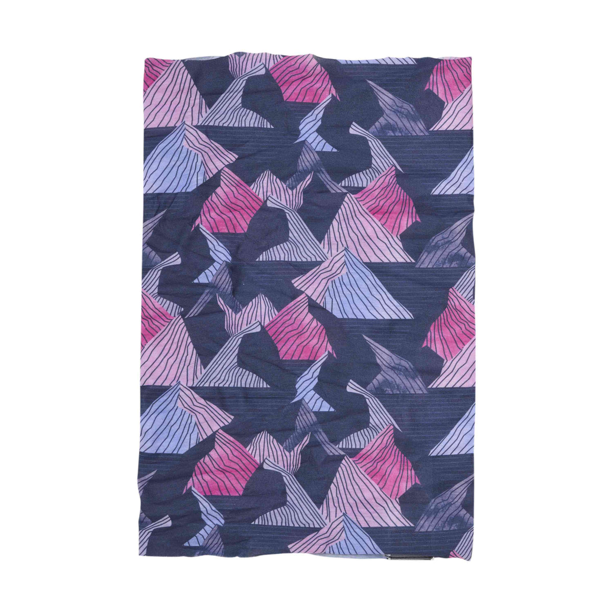 Folgende Beschreibung: Der Color Kids Neckwarmer - AOP von Color Kids ist ein rechteckiges Stoffstück mit einem komplexen geometrischen Muster in dunklen Blau-, Pink- und Violetttönen. Das Design umfasst überlappende Dreiecksformen mit Linienmustern und erzeugt einen auffallenden dynamischen Effekt.