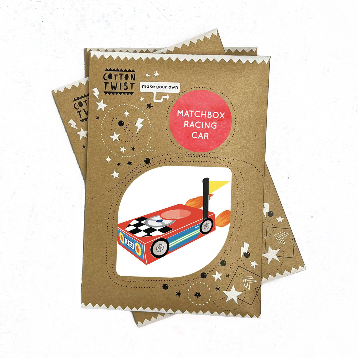 Zwei braune Bastelsets „Cotton Twist – DIY Matchbox-Rennwagen“ liegen übereinander. Die Verpackung zeigt Abbildungen von Autoteilen, Stern- und Zahnradgrafiken sowie ein fertiges buntes Rennauto auf der Vorderseite und regt so zur „Bauen Sie Ihr eigenes Matchbox-Rennauto“ mit nachhaltigen Materialien an, um die Feinmotorik zu verbessern. Perfekt als Partygeschenk!