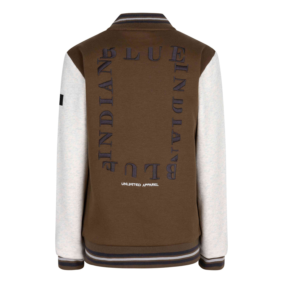 Ansicht der Indian Blue Jeans - Bomberjacke Indian von hinten, mit einem College-Design in Braun und Grau. Auf der Jacke ist deutlich „BLUE INDIAN“ in großen, blauen Großbuchstaben in einem kreisförmigen Muster zu sehen, mit „UNLIMITED APPAREL“ in kleiner weißer Schrift unten in der Mitte. Beschreibung folgt.