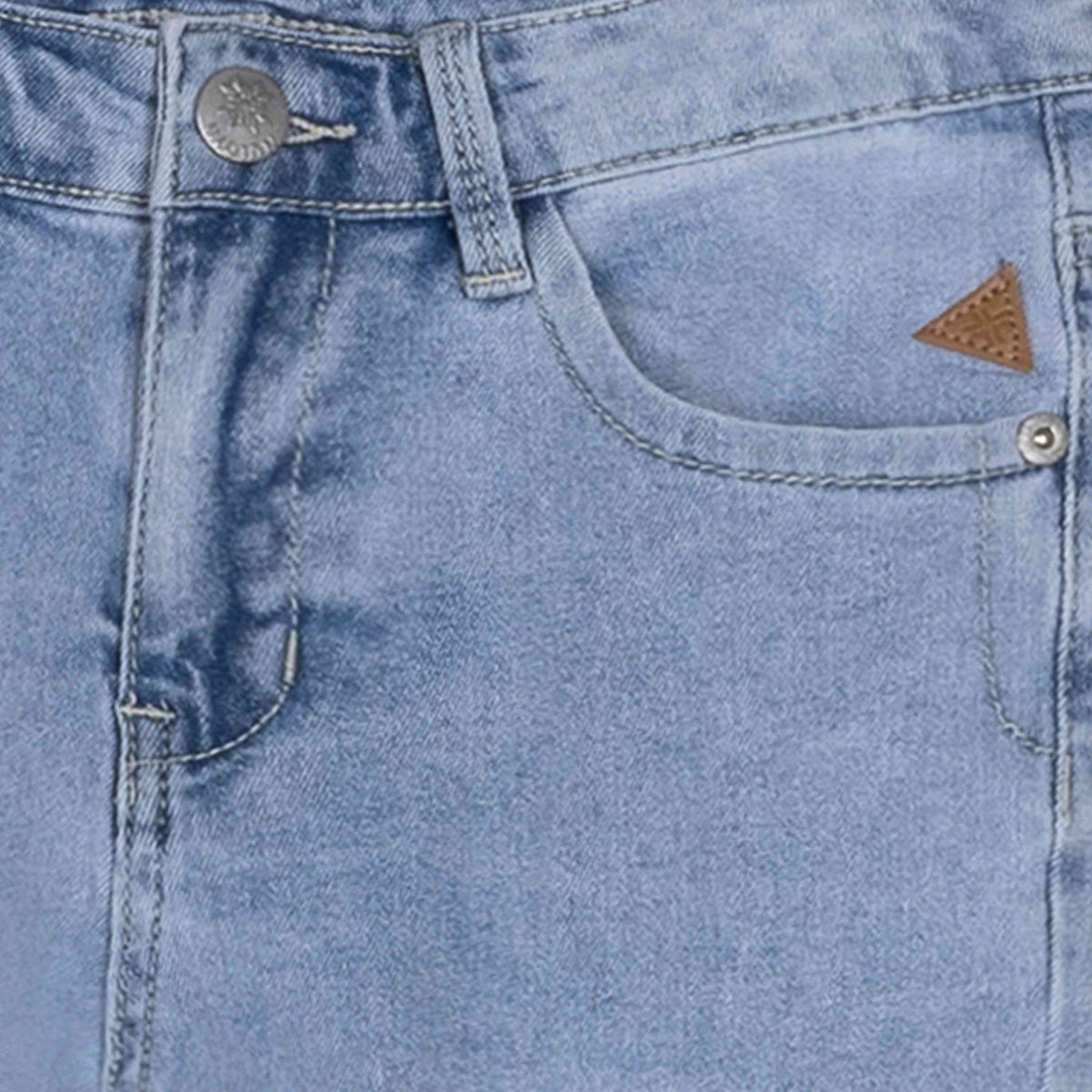 Nahaufnahme der Tasche der Indian Blue Jeans – 2142 Bootcut Fit in hellblauem Denim, mit einem kleinen dreieckigen Lederpatch und Metallnieten am Rand. Das Bild zeigt außerdem einen Metallknopf und eine Gürtelschlaufe vom Hosenbund über der Tasche. Marke: Indian Blue Jeans.
