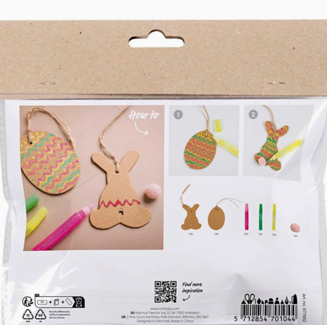 Auf einer Bastelpackung sind Anweisungen zum Dekorieren eines Eiers und eines Hasen aus Pappe zu sehen. Schritt 1 zeigt das Ausmalen der Umrisse, Schritt 2 das Hinzufügen von Punkten und Linien und Schritt 3 die fertigen Dekorationen mit daran befestigten Schnüren. Daneben liegen mehrere leuchtende Marker, die dieses Creativ Company - Oster-DIY-Set für Kinder - Ei und Hase vervollständigen.