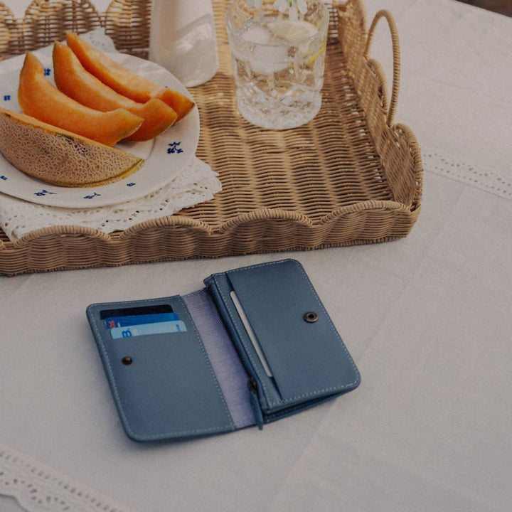 Slim Portemonnaie klein in Ciel blau geöffnet auf sommerlichem Tisch