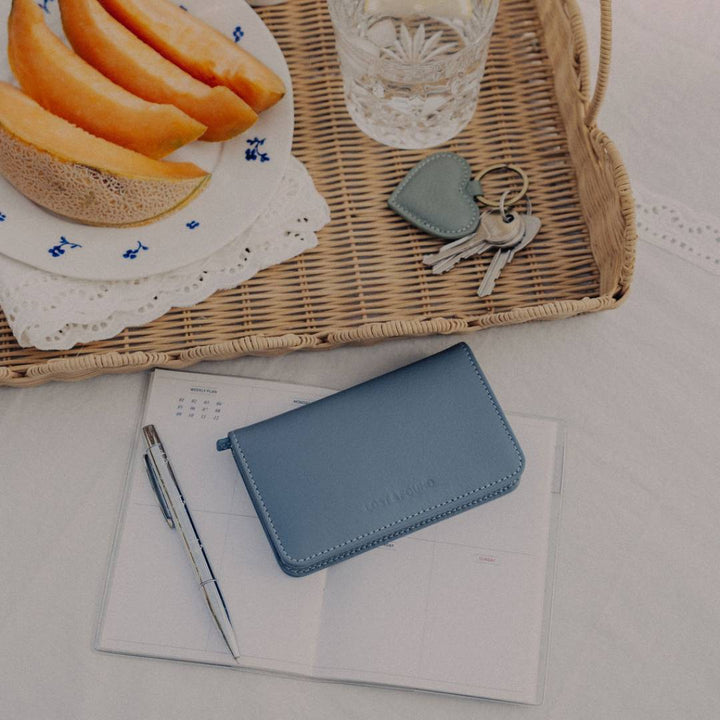 Slim Portemonnaie klein in Ciel blau auf sommerlichem Tisch