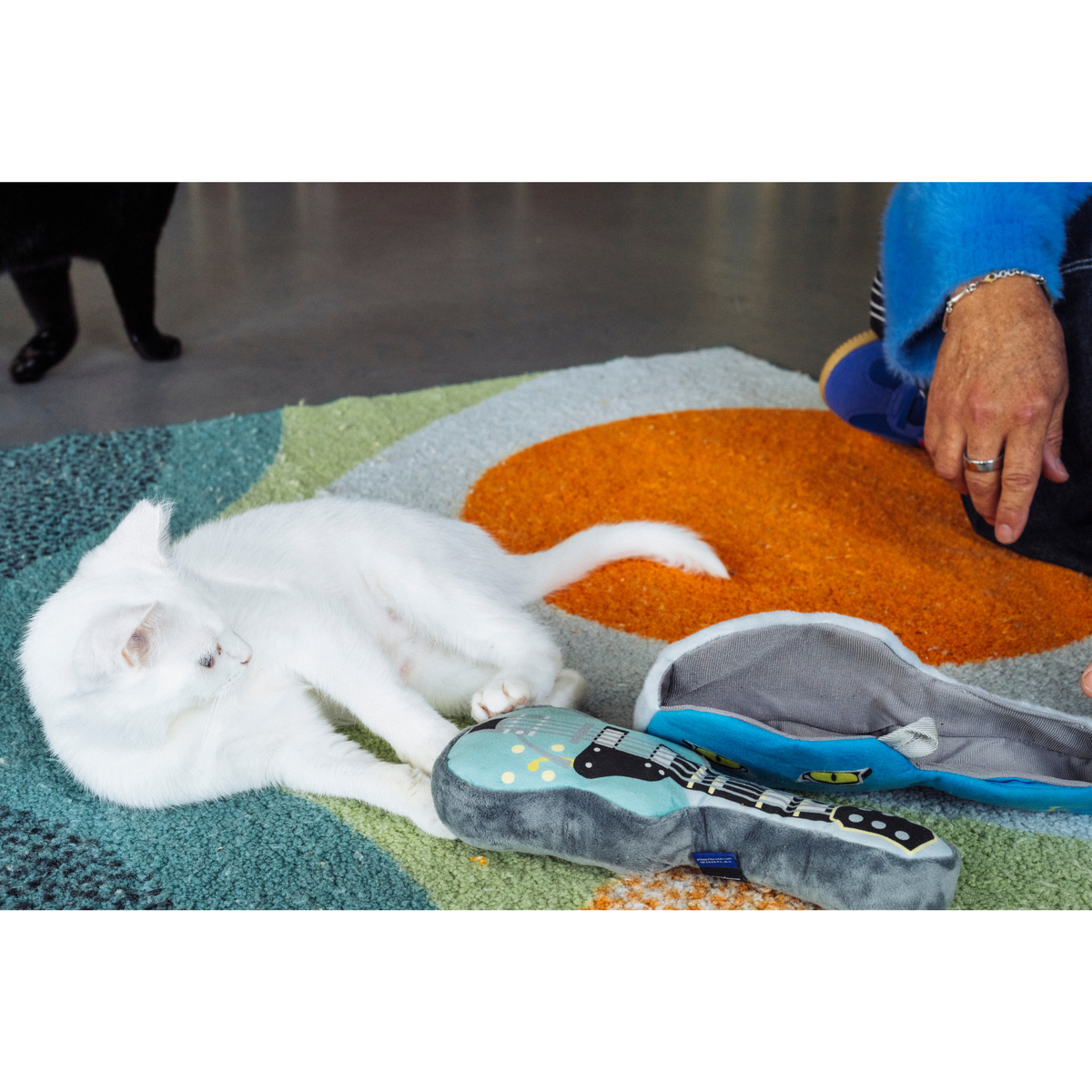 Juguete Kicker Shredder, Guitarra y Estuche Kicker - Jackson Galaxy x Feline Frenzy