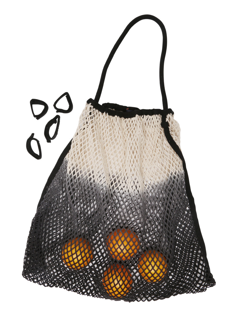Eine zweifarbige, wiederverwendbare Netztasche mit einem schwarz-weißen Farbverlaufsdesign, in der fünf Orangen Platz finden. Der Mara Mea - Kinderwagen Netz – schwarzer Bär, ideal für einen nachhaltigen Lebensstil, hat zwei schwarze Griffe und wird von fünf kleinen schwarzen Clips begleitet, die links von der Tasche kreisförmig angeordnet sind. Der Hintergrund ist schlicht weiß.