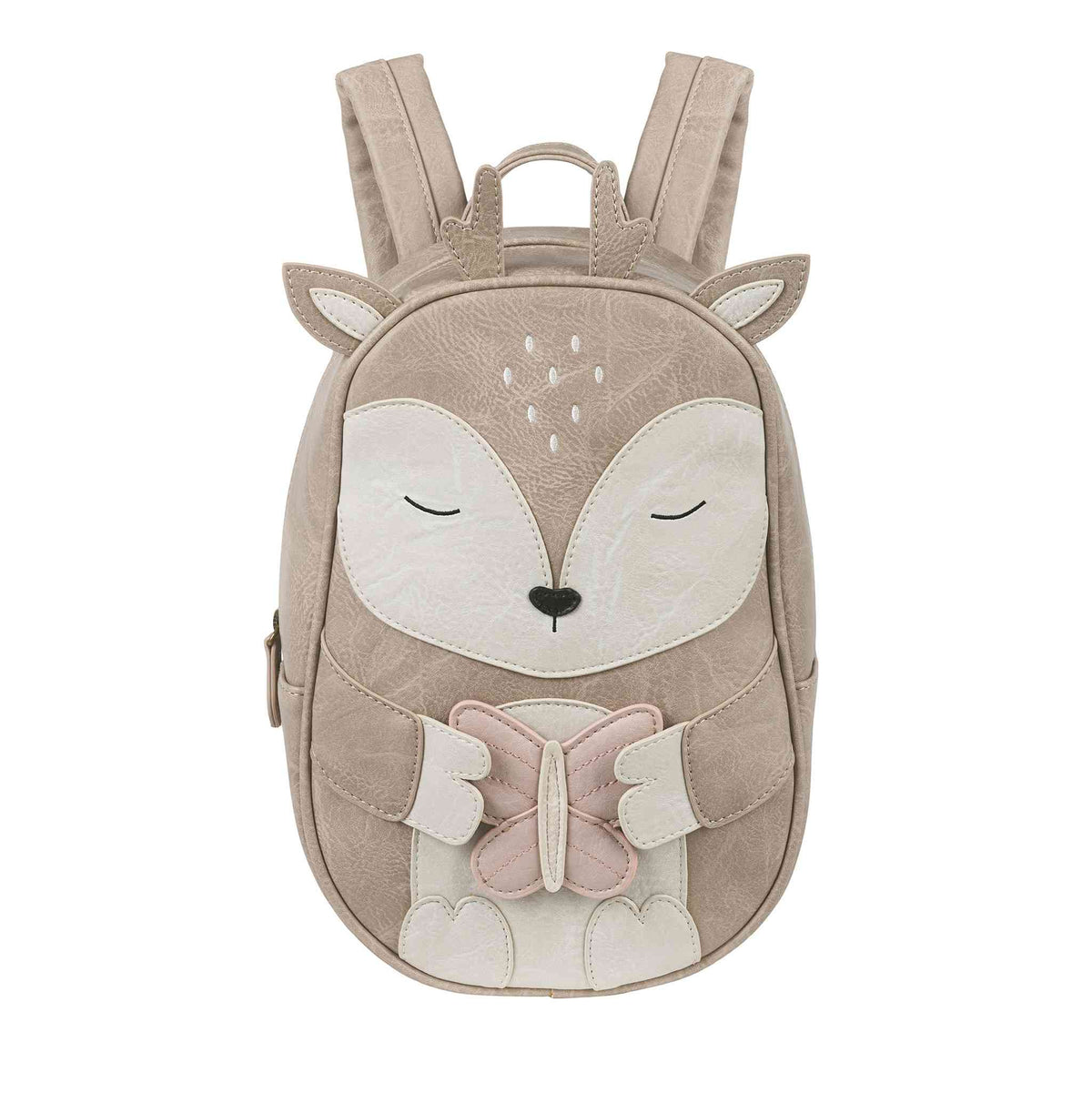 Ein Kinderrucksack in Form eines süßen Rehs, mit einem weichen braunen Körper, weißem Gesicht und Bauch, geschlossenen Augen und einem kleinen Geweih. Das Reh hält einen rosa Schmetterling auf der Vordertasche und hat verstellbare Schultergurte. Erhältlich bei Ihrem örtlichen Kinderartikelgeschäft mit spülmaschinenfesten Aufklebern ist der Little Who - Rucksack Reh Alvy von Little Who.