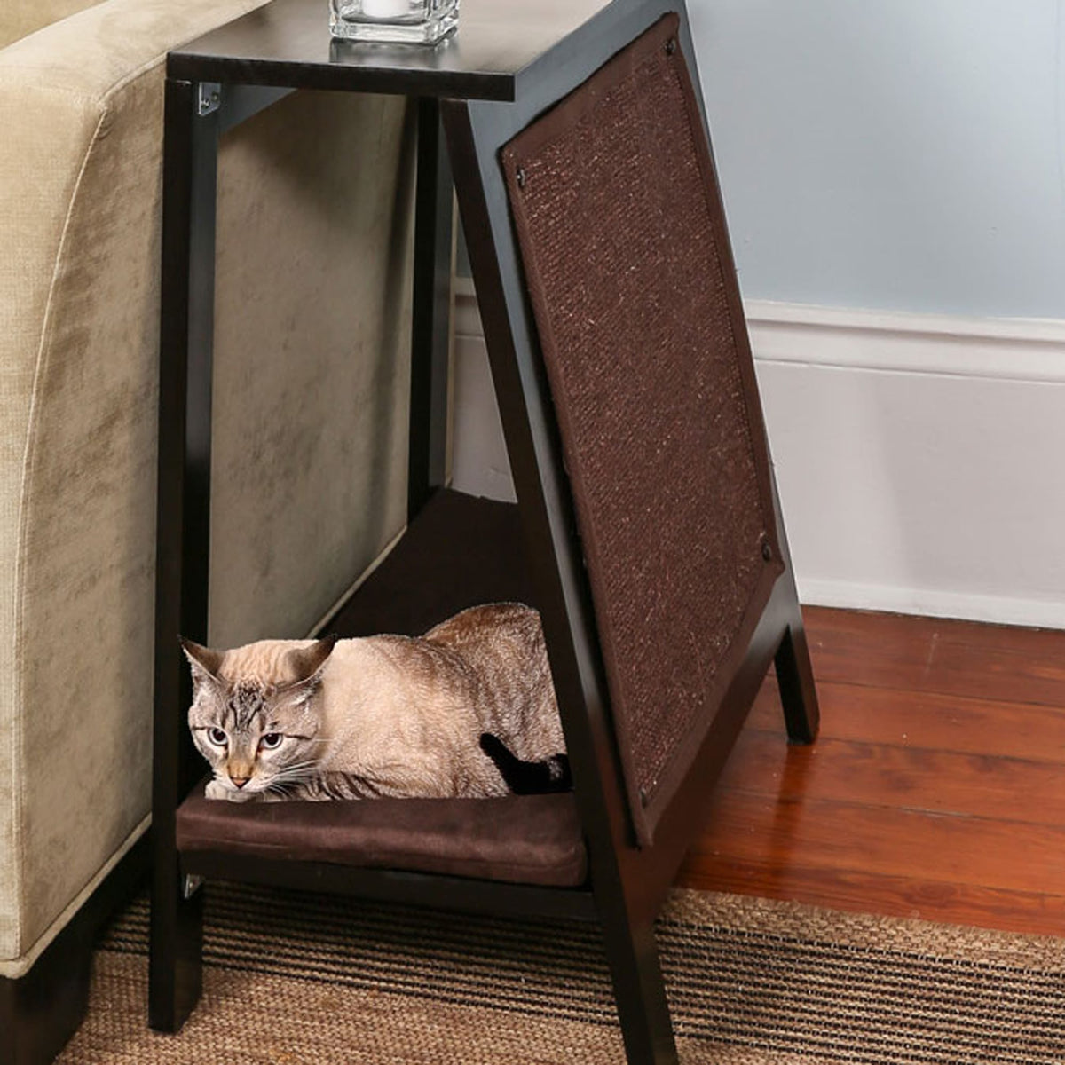 Cama para gatos con estructura en A de The Refined Feline