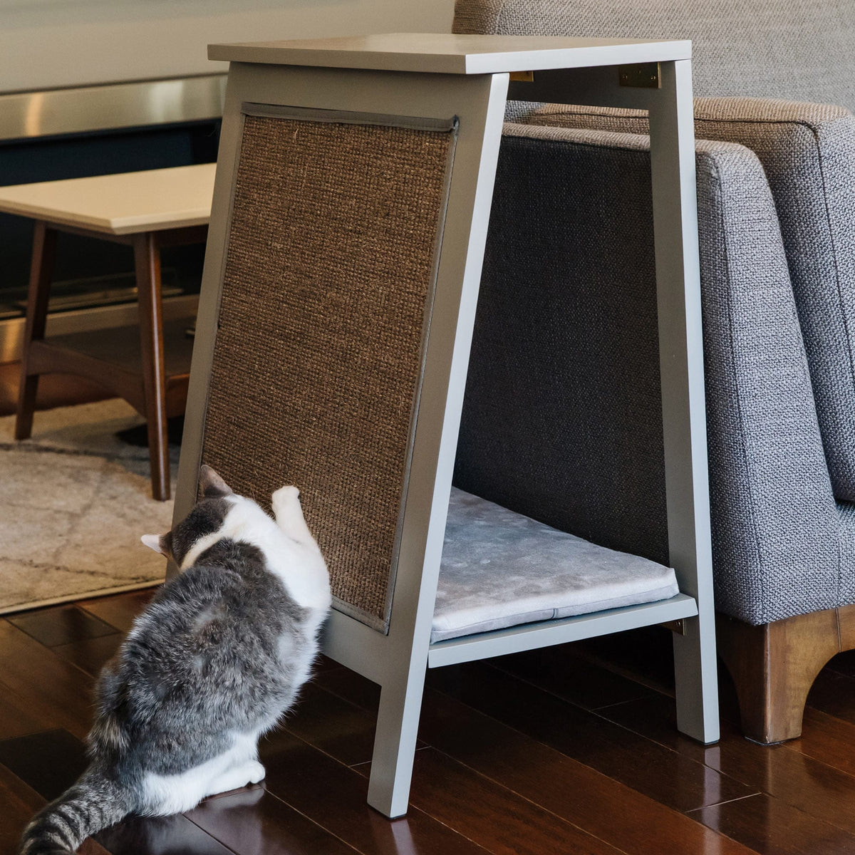 Cama para gatos con estructura en A de The Refined Feline